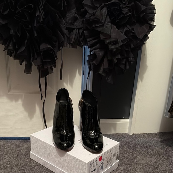 DESIGNER TORY BURCH Sleek Black Patent leather Ankle heel Booties worn twice.